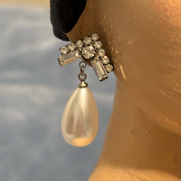Vintage Faux Pearl drop earrings with Rhinestone’s. - Picture 11 of 16